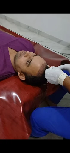 Dr. Rakesh Pannu performing Hair PRP treatment
